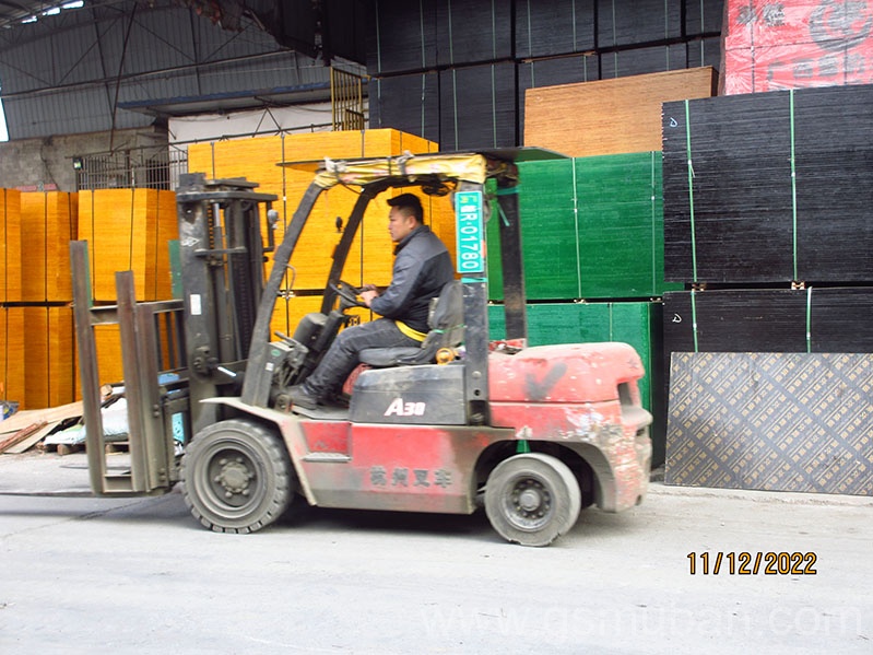 **發(fā)30車建筑模板，怪獸木業(yè)勁爆的**